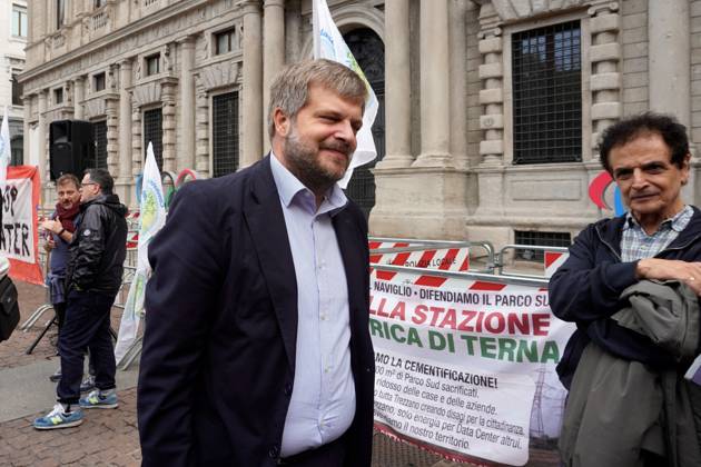 Protesters demand moratorium on new data centers in Milan MILAN, ITALY OCTOBER 10, 2026: Protesters gather for a sit-in in Piazza della Scala in central Milan to oppose the development of new data centers across Lombardy and Italy. The demonstration is organized by the Rete dei Comitati No Data Center (No Data Center Committee Network), which is calling for a moratorium on permits for new facilities. The group also urges public authorities to conduct thorough environmental, urban planning and regional assessments before approving projects. For approved facilities that have not yet begun operating, campaigners are calling for reviews to be reopened if potential microclimate effects and cumulative impacts with existing facilities were not Copyright: x xcalogeroxrussox xJNAxPressx