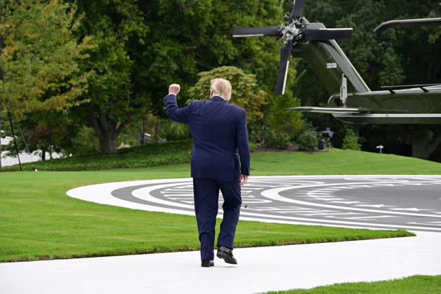 October 10, 2026, Washington, District Of Columbia, USA: United States President Donald J Trump gestures towards the ballroom construction workers as he departs the South Lawn of the White House in Washington, DC, USA, en route Clarksville, Tennessee on Saturday, October 10, 2026. The President will participate in a campaign rally for Tennessee Republican candidates on the ballot in November Washington USA  - ZUMAs152 20261010_faa_s152_008 Copyright: xRonxSachsx-xPoolxviaxCNPx