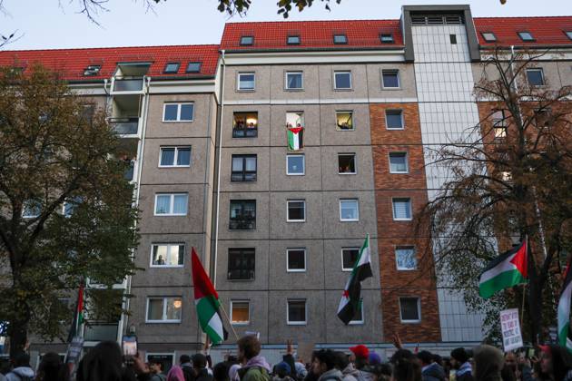 United4Palestine Rally in Berlin BERLIN, GERMANY, OCTOBER 10, 2026: Thousands of demonstrators take part in the United4Palestine rally under the slogan No Peace on Stolen Land in Berlin. Police estimated that around 3,500 people participated in the demonstration, which took place amid extensive security measures and a large police presence. Pro-Israeli counter-protests were also held nearby, with participants expressing opposing views on the Israeli-Palestinian conflict. Berlin Berlin Germany Copyright: x xMariaxCastrox xJNAxPressx