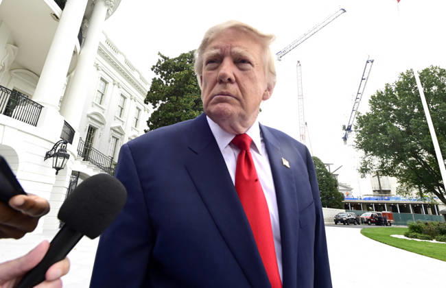 DC: Trump Departs for Clarksville, TN United States President Donald J Trump speaks to the media prior to departing the South Lawn of the White House in Washington, DC, USA, en route Clarksville, Tennessee on Saturday, October 10, 2026. The President will participate in a campaign rally for Tennessee Republican candidates on the ballot in November. Credit: Ron Sachs Pool via CNP Washington District of Columbia United States Copyright: xPool ABACAx
