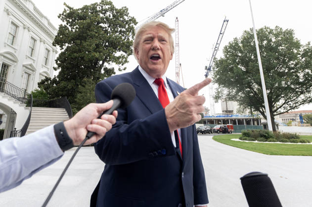 DC: Trump Departs for Clarksville, TN United States President Donald J Trump speaks to the media prior to departing the South Lawn of the White House in Washington, DC, USA, en route Clarksville, Tennessee on Saturday, October 10, 2026. The President will participate in a campaign rally for Tennessee Republican candidates on the ballot in November. Credit: Ron Sachs Pool via CNP Washington District of Columbia United States Copyright: xPool ABACAx