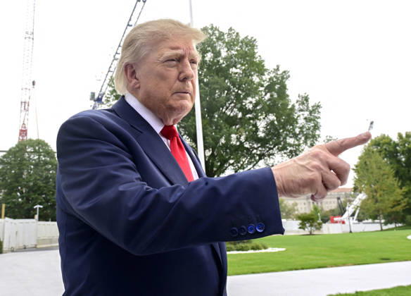 DC: Trump Departs for Clarksville, TN United States President Donald J Trump speaks to the media prior to departing the South Lawn of the White House in Washington, DC, USA, en route Clarksville, Tennessee on Saturday, October 10, 2026. The President will participate in a campaign rally for Tennessee Republican candidates on the ballot in November. Credit: Ron Sachs Pool via CNP Washington District of Columbia United States Copyright: xPool ABACAx