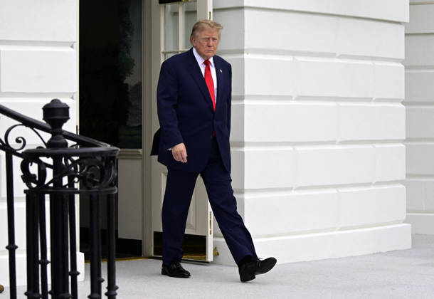 DC: Trump Departs for Clarksville, TN United States President Donald J Trump departs the South Lawn of the White House in Washington, DC, USA, en route Clarksville, Tennessee on Saturday, October 10, 2026. The President will participate in a campaign rally for Tennessee Republican candidates on the ballot in November. Credit: Ron Sachs Pool via CNP Washington District of Columbia United States Copyright: xPool ABACAx