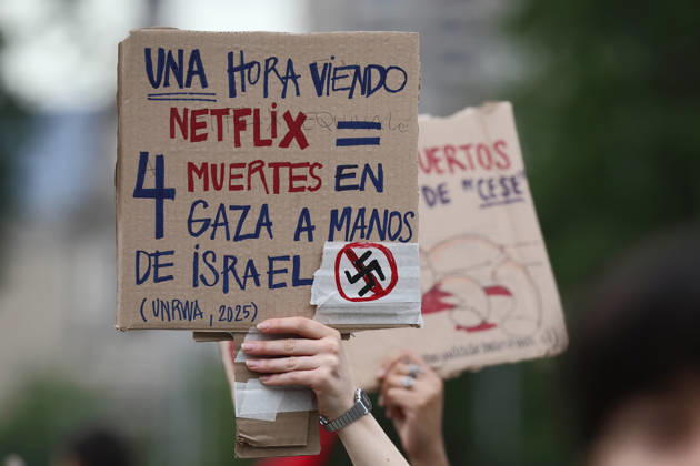 Santiago, October 10, 2026: March for Palestine organized by the Global Action for Palestine (GAFP) alliance along Alameda Street in downtown Santiago. Dragomir Yankovic, Aton Chile, Santiago, Chile. Aton 1198352 Copyright: DRAGOMIRxYANKOVIC ATONxCHILE