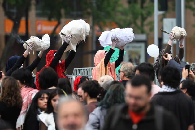 News Bilder des Tages Santiago, October 10, 2026: March for Palestine organized by the Global Action for Palestine (GAFP) alliance along Alameda Street in downtown Santiago. Dragomir Yankovic, Aton Chile, Santiago, Chile. Aton 1198354 Copyright: DRAGOMIRxYANKOVIC ATONxCHILE