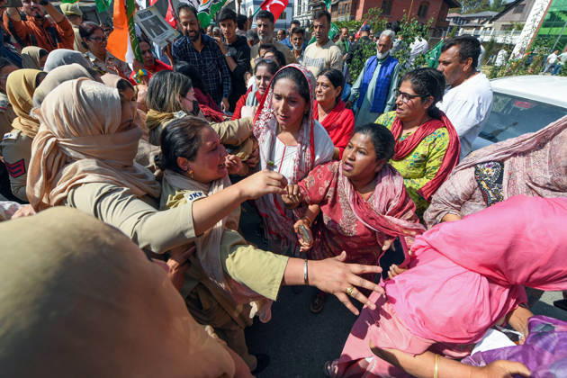 Protest erupts in Srinagar Srinagar, Oct 10 (ANI): Police personnel stop INDIA bloc alliance party s workers and supporters during a protest against Chief Election Commissioner Gyanesh Kumar, in Srinagar on Saturday. Srinagar Jammu and Kashmir India Copyright: xANIx ANI_20261010110