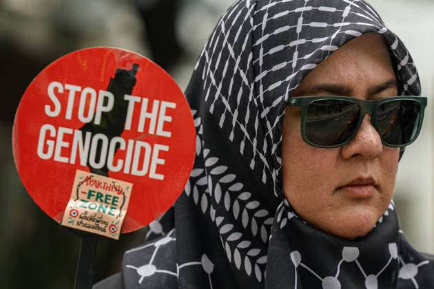 October 10, 2026, Bangkok, Thailand: BANGKOK, THAILAND, OCTOBER 10, 2026: Pro-Palestinian demonstrators gather outside the Israeli Embassy in Bangkok during a protest marking 1,100 days since the start of the war in Gaza. Participants held portraits of Palestinians killed during the conflict for three minutes in an action titled Every Life Isn t Just a Number, symbolizing three years of war. The demonstration was held as part of a Global Action Day for Palestine. Bangkok Thailand  - ZUMAq101 20261010_zna_q101_164 Copyright: xWatsawatxKoktabtimx