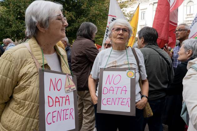 October 7, 2026, Milan, Italy: MILAN, ITALY †OCTOBER 10, 2026: Protesters gather for a sit-in in Piazza della Scala in central Milan to oppose the development of new data centers across Lombardy and Italy. The demonstration is organized by the Rete dei Comitati No Data Center (No Data Center Committee Network), which is calling for a moratorium on permits for new facilities. The group also urges public authorities to conduct thorough environmental, urban planning and regional assessments before approving projects. For approved facilities that have not yet begun operating, campaigners are calling for reviews to be reopened if potential microclimate effects and cumulative impacts with existing facilities were not adequately assessed. - ZUMAq101 20261007_zna_q101_448 Copyright: xCalogeroxRussox