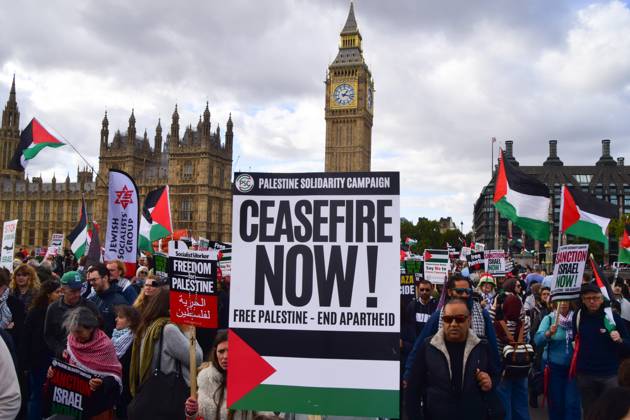 October 10, 2026, London, United Kingdom: A protester holds a Ceasefire Now placard on Westminster Bridge during the National March for Palestine..Thousands of people marched in Central London marking three years of what the protest organisers call the genocide against the Palestinian people in Gaza London United Kingdom - ZUMAs197 20261010_aaa_s197_170 Copyright: xVukxValcicx