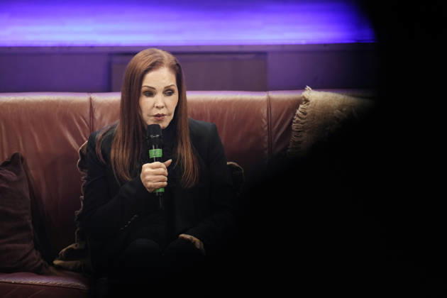 Priscilla Presley on stage with her talk show *An Evening with Priscilla Presley* at Haga Konserthall in Gothenburg, Sweden, on October 10, 2026 GOTHENBURG SWEDEN x9200x Copyright: xBjörnxLarssonxRosvall TTx PRISCILLA PRESLEY IN GOTHENBURG MAnUx32xbeE