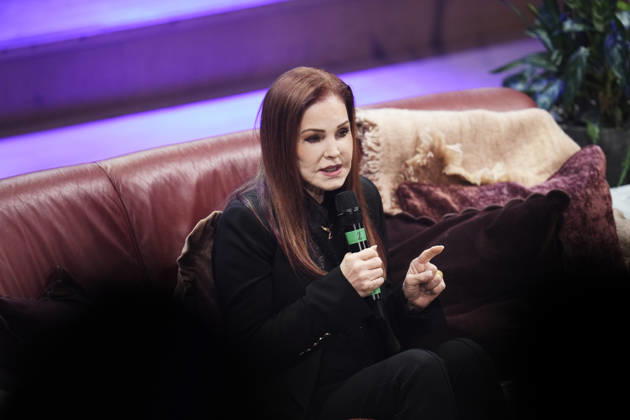 Priscilla Presley on stage with her talk show *An Evening with Priscilla Presley* at Haga Konserthall in Gothenburg, Sweden, on October 10, 2026 GOTHENBURG SWEDEN x9200x Copyright: xBjörnxLarssonxRosvall TTx PRISCILLA PRESLEY IN GOTHENBURG QUzzowtu9zE