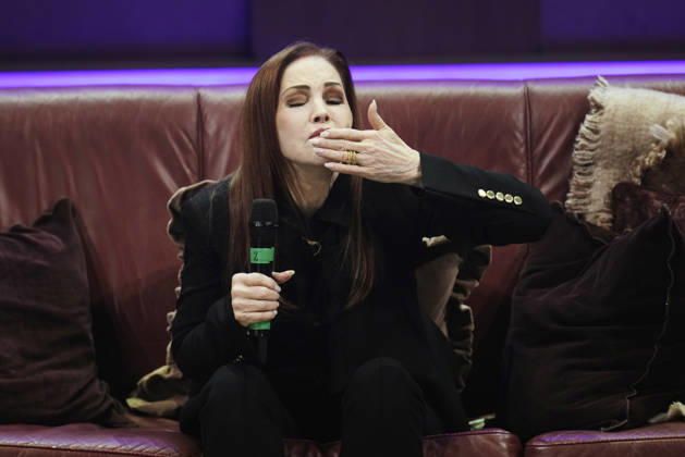 Priscilla Presley on stage with her talk show *An Evening with Priscilla Presley* at Haga Konserthall in Gothenburg, Sweden, on October 10, 2026 GOTHENBURG SWEDEN x9200x Copyright: xBjörnxLarssonxRosvall TTx PRISCILLA PRESLEY IN GOTHENBURG WxF-G_hRHwE