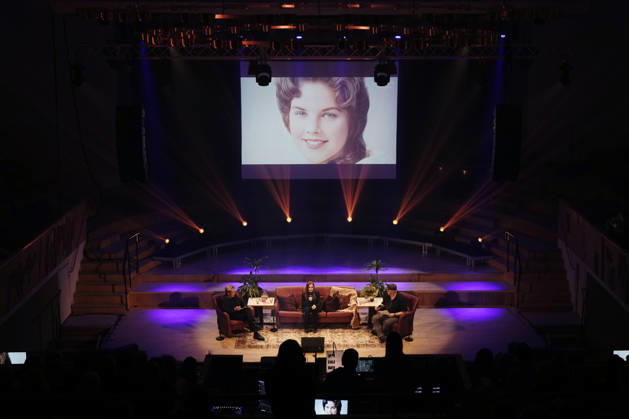 Priscilla Presley on stage with her talk show *An Evening with Priscilla Presley* at Haga Konserthall in Gothenburg, Sweden, on October 10, 2026 GOTHENBURG SWEDEN x9200x Copyright: xBjörnxLarssonxRosvall TTx PRISCILLA PRESLEY IN GOTHENBURG Zamt9y8tEzA