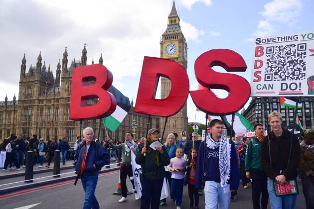 News Bilder des Tages October 10, 2026, London, United Kingdom: Protesters hold large BDS letters (Boycott, Divestment, Sanctions) on Westminster Bridge during the National March for Palestine..Thousands of people marched in Central London marking three years of what the protest organisers call the genocide against the Palestinian people in Gaza London United Kingdom  - ZUMAs197 20261010_aaa_s197_181 Copyright: xVukxValcicx