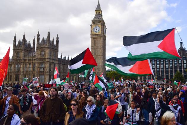 October 10, 2026, London, United Kingdom: Protesters hold Palestinian flags on Westminster Bridge during the National March for Palestine..Thousands of people marched in Central London marking three years of what the protest organisers call the genocide against the Palestinian people in Gaza London United Kingdom  - ZUMAs197 20261010_aaa_s197_182 Copyright: xVukxValcicx