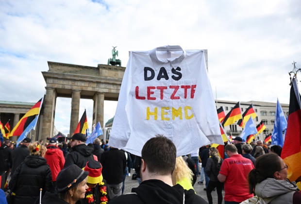 News Bilder des Tages Rally of Projekt M1llion in Berlin BERLIN, GERMANY - OCTOBER 10: People take part in the Projekt M1llion anti-government protest in Berlin, Germany, on October 10, 2026. Volodymyr Sindieiev Anadolu Berlin Germany. Editorial use only. Please get in touch for any other usage.  Copyright: x2026xAnadoluxVolodymyrxSindieievx