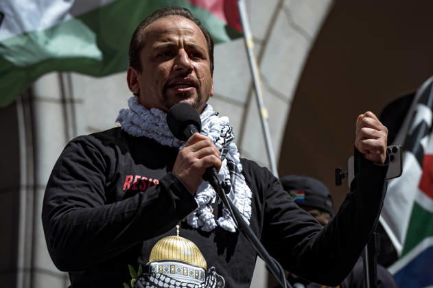 Pro-Palestine Global Mass March in Cape Town Dr Khalid Al Awaisi addresses pro-Palestinian supporters during a mass protest in Cape Town, South Africa, 10 October 2026. Thousands of people marched through central Cape Town as part of a coordinated Global Day of Action for Palestine. More than 200 organisations mobilised demonstrations across at least 60 countries and 250 locations, marking three years since the start of Israels military campaign in Gaza. Cape Town was the centre of the African leg, with 32 actions across 10 countries. Cape Town South Africa  Copyright: xMatrixxImagesx xLeighxGroenemeyex