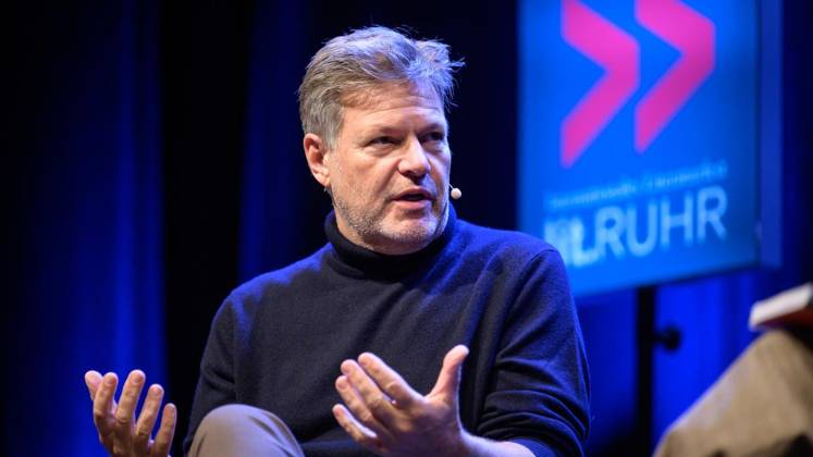 Robert Habeck at Lit Ruhr ** FOR EDITORIAL USE ONLY ** EDITORIAL USE ONLY ** p Former Vice Chancellor and Federal Minister for Economic Affairs Robert Habeck on Saturday, October 10, 2026, at Lit Ruhr at Zeche Zollverein in Essen-Katernberg, Germany, North Rhine-Westphalia (NRW), Essen. Copyright UwexErnst Copyright: UwexErnst doc87z3dcxn6121fbmmyvbr ,EDITORIAL USE ONLY Copyright: UwexErnst