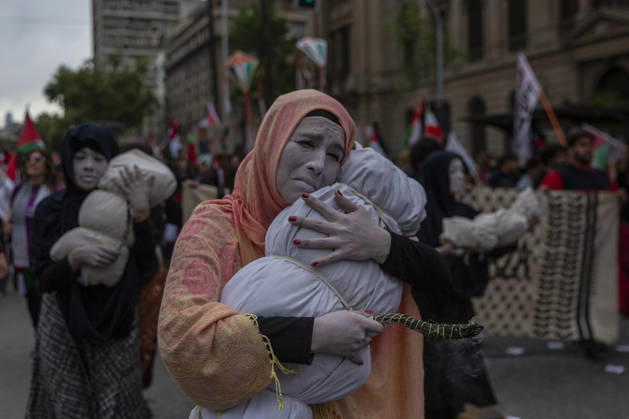 Persons demonstrate in solidarity with the Palestinian people in Santiago de Chile, on October 10, 2026. On the global day of action for Palestine. Santiago Chile Copyright: xClaudioxAbarcaxSandovalx