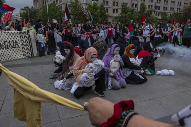 Persons demonstrate in solidarity with the Palestinian people in Santiago de Chile, on October 10, 2026. On the global day of action for Palestine. Santiago Chile Copyright: xClaudioxAbarcaxSandovalx