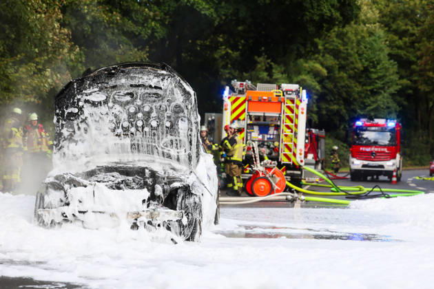 PKW brannte - auslaufender Kraftstoff brannte auf allen Fahrspuren Eine große Rauchsäule wies den Feuerwehrleuten am Samstagnachmittag gegen 16:20 Uhr bereits den Weg zum Brandort. Auf der Straße Frankfurter Damm war ein Mercedes PKW in Richtung Wald fahrend, plötzlich in Flammen aufgegangen. Andere Autofahrer hatten den Pkw-Fahrer durch Hupen auf einen Entstehungsbrand am Fahrzeug hingewiesen. Kurz nachdem der junge Mann den PKW zum Stillstand gebracht hatte riss offenbar eine Kraftstoffleitung und brennender Kraftstoff lief die Straße entlang. Als die Einsatzkräfte der Solinger Feuerwehr eintrafen, brannte es bereits großflächig auf beiden Fahrspuren. Unverzüglich wurde eine Brandbekämpfung eingeleitet, hierbei unterstützten