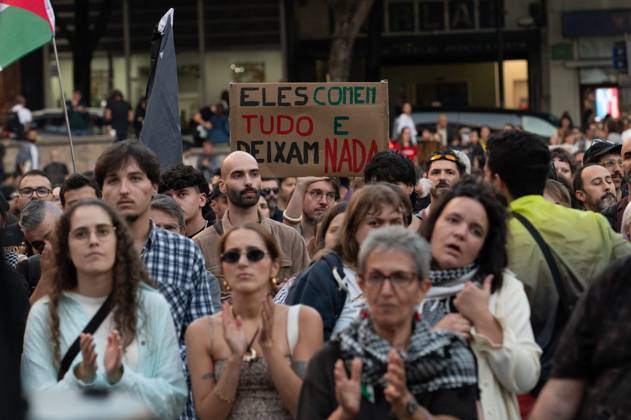 RECORD DATE NOT STATED Protest against cost of living measures in Portugal. Porto (Portugal), October 10, 2026 - Protest Politics Housing - Catarina Martins, Member of the European Parliament, to which she was elected in July 2024 by the Left Bloc. During an event with hundreds of people who gathered to protest in Praca de D. Joao I in Porto, demonstrators demanded measures to address the cost of living and the housing crisis, this Saturday, October 10, 2026.(Foto: Andre Ribeiro Thenews2 imago images) Protest against cost of living measures in Portugal. Copyright: xAndrexRibeirox