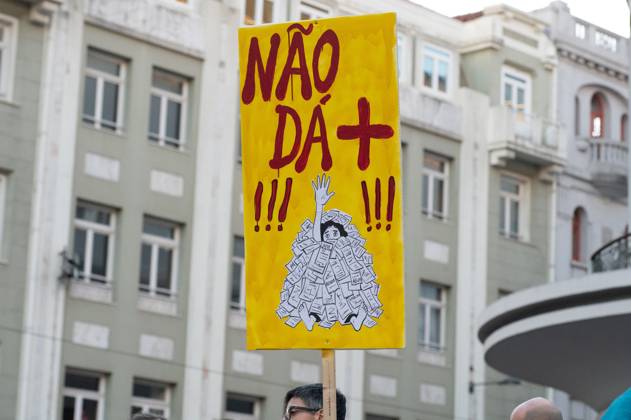 RECORD DATE NOT STATED Protest against cost of living measures in Portugal. Porto (Portugal), October 10, 2026 - Protest Politics Housing - Catarina Martins, Member of the European Parliament, to which she was elected in July 2024 by the Left Bloc. During an event with hundreds of people who gathered to protest in Praca de D. Joao I in Porto, demonstrators demanded measures to address the cost of living and the housing crisis, this Saturday, October 10, 2026.(Foto: Andre Ribeiro Thenews2 imago images) Protest against cost of living measures in Portugal. Copyright: xAndrexRibeirox