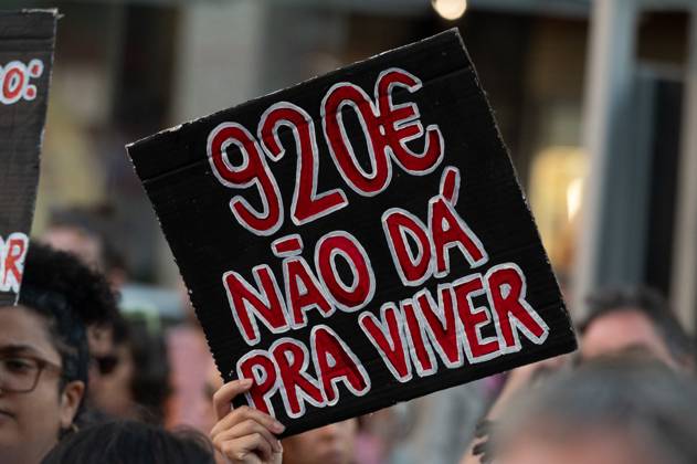 RECORD DATE NOT STATED Protest against cost of living measures in Portugal. Porto (Portugal), October 10, 2026 - Protest Politics Housing - Catarina Martins, Member of the European Parliament, to which she was elected in July 2024 by the Left Bloc. During an event with hundreds of people who gathered to protest in Praca de D. Joao I in Porto, demonstrators demanded measures to address the cost of living and the housing crisis, this Saturday, October 10, 2026.(Foto: Andre Ribeiro Thenews2 imago images) Protest against cost of living measures in Portugal. Copyright: xAndrexRibeirox