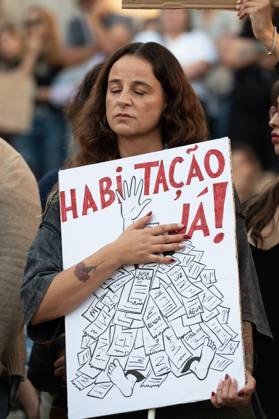 RECORD DATE NOT STATED Protest against cost of living measures in Portugal. Porto (Portugal), October 10, 2026 - Protest Politics Housing - Catarina Martins, Member of the European Parliament, to which she was elected in July 2024 by the Left Bloc. During an event with hundreds of people who gathered to protest in Praca de D. Joao I in Porto, demonstrators demanded measures to address the cost of living and the housing crisis, this Saturday, October 10, 2026.(Foto: Andre Ribeiro Thenews2 imago images) Protest against cost of living measures in Portugal. Copyright: xAndrexRibeirox