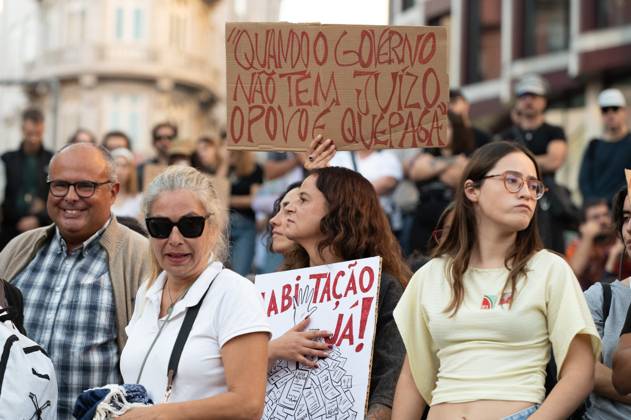 RECORD DATE NOT STATED Protest against cost of living measures in Portugal. Porto (Portugal), October 10, 2026 - Protest Politics Housing - Catarina Martins, Member of the European Parliament, to which she was elected in July 2024 by the Left Bloc. During an event with hundreds of people who gathered to protest in Praca de D. Joao I in Porto, demonstrators demanded measures to address the cost of living and the housing crisis, this Saturday, October 10, 2026.(Foto: Andre Ribeiro Thenews2 imago images) Protest against cost of living measures in Portugal. Copyright: xAndrexRibeirox
