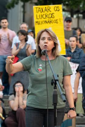 RECORD DATE NOT STATED Protest against cost of living measures in Portugal. Porto (Portugal), October 10, 2026 - Protest Politics Housing - Catarina Martins, Member of the European Parliament, to which she was elected in July 2024 by the Left Bloc. During an event with hundreds of people who gathered to protest in Praca de D. Joao I in Porto, demonstrators demanded measures to address the cost of living and the housing crisis, this Saturday, October 10, 2026.(Foto: Andre Ribeiro Thenews2 imago images) Protest against cost of living measures in Portugal. Copyright: xAndrexRibeirox