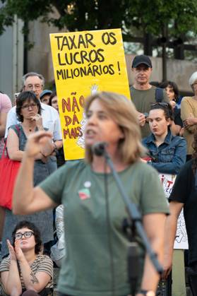 RECORD DATE NOT STATED Protest against cost of living measures in Portugal. Porto (Portugal), October 10, 2026 - Protest Politics Housing - Catarina Martins, Member of the European Parliament, to which she was elected in July 2024 by the Left Bloc. During an event with hundreds of people who gathered to protest in Praca de D. Joao I in Porto, demonstrators demanded measures to address the cost of living and the housing crisis, this Saturday, October 10, 2026.(Foto: Andre Ribeiro Thenews2 imago images) Protest against cost of living measures in Portugal. Copyright: xAndrexRibeirox