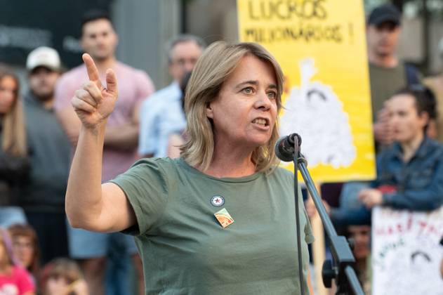 RECORD DATE NOT STATED Protest against cost of living measures in Portugal. Porto (Portugal), October 10, 2026 - Protest Politics Housing - Catarina Martins, Member of the European Parliament, to which she was elected in July 2024 by the Left Bloc. During an event with hundreds of people who gathered to protest in Praca de D. Joao I in Porto, demonstrators demanded measures to address the cost of living and the housing crisis, this Saturday, October 10, 2026.(Foto: Andre Ribeiro Thenews2 imago images) Protest against cost of living measures in Portugal. Copyright: xAndrexRibeirox