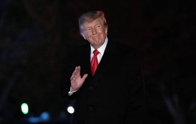 DC: Trump Returns from Clarksville, TN United States President Donald J Trump salutes the Marine Guard as he arrives on the South Lawn of the White House in Washington, DC, USA, from Clarksville, Tennessee, following a campaign rally for Tennessee Republican candidates on the ballot in November, on Saturday, October 10, 2026. Credit: Ron Sachs Pool via CNP. 10 Oct 2026 Pictured: United States President Donald J Trump smiles and waves to the media as he walks to the residence on the South Lawn of the White House in Washington, DC, USA, from Clarksville, Tennessee, following a campaign rally for Tennessee Republican candidates on the ballot in November, on Saturday, October 10, 2026. Credit: Ron Sachs Pool via CNP.  Copyright: xThexMegaxAgencyxRonxSachsx-xPoolxviaxCNPx xMEGAx