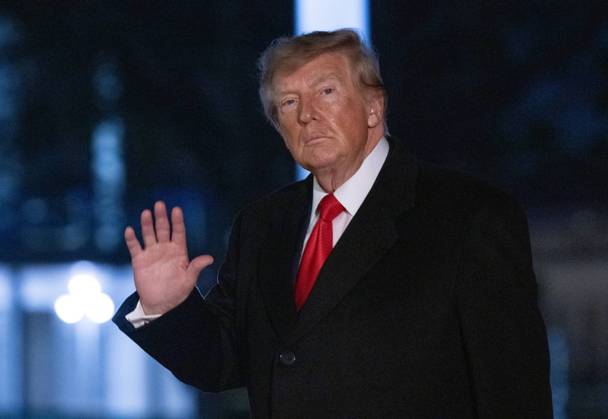 DC: Trump Returns from Clarksville, TN United States President Donald J Trump salutes the Marine Guard as he arrives on the South Lawn of the White House in Washington, DC, USA, from Clarksville, Tennessee, following a campaign rally for Tennessee Republican candidates on the ballot in November, on Saturday, October 10, 2026. Credit: Ron Sachs Pool via CNP. 10 Oct 2026 Pictured: United States President Donald J Trump waves to the media as he walks to the residence on the South Lawn of the White House in Washington, DC, USA, from Clarksville, Tennessee, following a campaign rally for Tennessee Republican candidates on the ballot in November, on Saturday, October 10, 2026. Credit: Ron Sachs Pool via CNP.  Copyright: xThexMegaxAgencyxRonxSachsx-xPoolxviaxCNPx xMEGAx