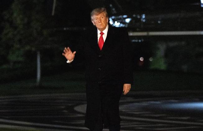 DC: Trump Returns from Clarksville, TN United States President Donald J Trump salutes the Marine Guard as he arrives on the South Lawn of the White House in Washington, DC, USA, from Clarksville, Tennessee, following a campaign rally for Tennessee Republican candidates on the ballot in November, on Saturday, October 10, 2026. Credit: Ron Sachs Pool via CNP. 10 Oct 2026 Pictured: United States President Donald J Trump waves to the media as he walks to the residence on the South Lawn of the White House in Washington, DC, USA, from Clarksville, Tennessee, following a campaign rally for Tennessee Republican candidates on the ballot in November, on Saturday, October 10, 2026. Credit: Ron Sachs Pool via CNP.  Copyright: xThexMegaxAgencyxRonxSachsx-xPoolxviaxCNPx xMEGAx
