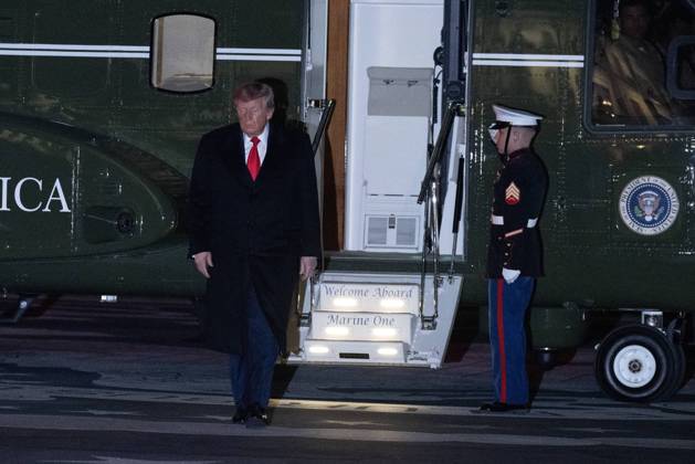 DC: Trump Returns from Clarksville, TN United States President Donald J Trump salutes the Marine Guard as he arrives on the South Lawn of the White House in Washington, DC, USA, from Clarksville, Tennessee, following a campaign rally for Tennessee Republican candidates on the ballot in November, on Saturday, October 10, 2026. Credit: Ron Sachs Pool via CNP. 10 Oct 2026 Pictured: United States President Donald J Trump walks to the residence as he arrives on the South Lawn of the White House in Washington, DC, USA, from Clarksville, Tennessee, following a campaign rally for Tennessee Republican candidates on the ballot in November, on Saturday, October 10, 2026. Credit: Ron Sachs Pool via CNP.  Copyright: xThexMegaxAgencyxRonxSachsx-xPoolxviaxCNPx xMEGAx