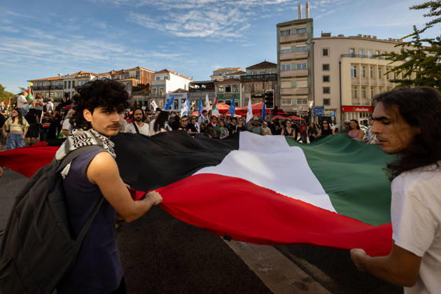 Palestine Solidarity March in Porto - 10 Oct 2026 Participants carry a large Palestinian flag at the start of a Palestine solidarity march. Hundreds of demonstrators gathered in Porto for a Palestine solidarity march calling for an end to the war in Gaza and support for Palestinian rights. The march began at Praça dos Poveiros and concluded at Praça D. João I. Porto Portugal Copyright: xDiogoxBaptistax xSOPAxImagesx DB_20261010FreePalestinePorto_0008