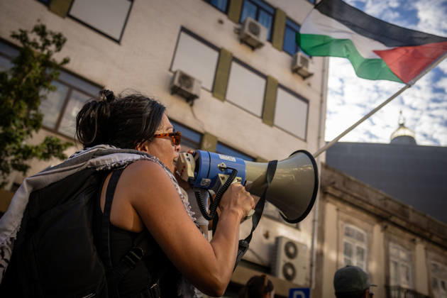 Palestine Solidarity March in Porto - 10 Oct 2026 A demonstrator speaks through a megaphone during a Palestine solidarity demonstration. Hundreds of demonstrators gathered in Porto for a Palestine solidarity march calling for an end to the war in Gaza and support for Palestinian rights. The march began at Praça dos Poveiros and concluded at Praça D. João I. Porto Portugal Copyright: xDiogoxBaptistax xSOPAxImagesx DB_20261010FreePalestinePorto_0010