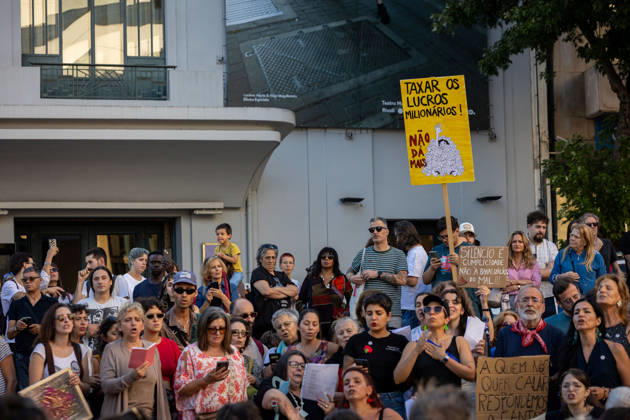 October 10, 2026, Porto, Portugal: Protesters hold placards during the demonstration. Hundreds of demonstrators gathered in Porto for a Palestine solidarity march calling for an end to the war in Gaza and support for Palestinian rights. The march began at Praca dos Poveiros and concluded at Praca D. Joao I. Porto Portugal - ZUMAs197 20261010_aaa_s197_452 Copyright: xDiogoxBaptistax