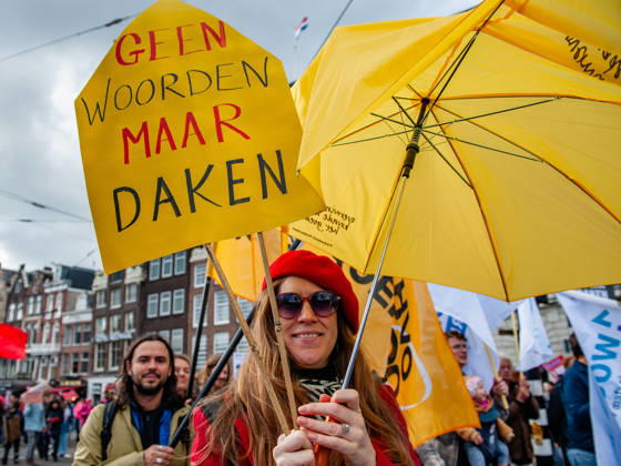 October 10, 2026, Amsterdam, North Holland, Netherlands: A protester is holding a yellow placard that says No words, but roofs during the demonstration. People gathered against the worsening housing crisis. Under the motto Houses for people, not for profit, they demand fundamental changes in Dutch public housing. Amsterdam Netherlands  - ZUMAs197 20261010_aaa_s197_550 Copyright: xAnaxFernandezx