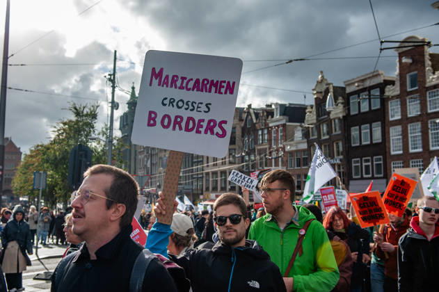 October 10, 2026, Amsterdam, North Holland, Netherlands: A protester is holding a placard remembering the Spanish woman who died in Spain after her eviction during the demonstration. People gathered against the worsening housing crisis. Under the motto Houses for people, not for profit, they demand fundamental changes in Dutch public housing. Amsterdam Netherlands  - ZUMAs197 20261010_aaa_s197_552 Copyright: xAnaxFernandezx