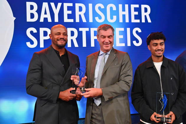 Coach Vincent KOMPANY of Bayern Munich receives the Honorary Award from Bavarian Minister-President Markus SOEDER; Nathaniel BROWN of Bayern Munich, Bavarian Sports Award 2026 at BMW Welt, Red Carpet on October 10, 2026