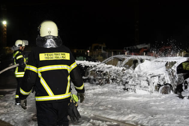 Drei Autos in Vollbrand Polizei ermittelt wegen Brandstiftung Seitenscheiben eingeworfen Am 11.10.2026 brannten gegen 00:20 Uhr in der Kapellenstraße im Rödermarker Stadtteil Ober-Roden auf einem privaten Schotterparkplatz drei Pkw in Vollbrand. Die Feuerwehr Rödermark Ober-Roden löschte die Fahrzeuge mit Schaum, von ihnen blieb laut Polizei nur das Chassis erkennbar. Ein Übergreifen auf die Pkw links und rechts wurde verhindert, vor Ort waren 14 Einsatzkräfte der Feuerwehr und 2 Beamte der Polizei. Bei weiteren abgestellten Pkw waren die Seitenscheiben augenscheinlich eingeworfen worden, die Polizei ermittelt wegen Vandalismus und Brandstiftung. Der Gesamtschaden wird auf etwa 15.000 Euro geschätzt. Rödermark Ober-Roden Hes