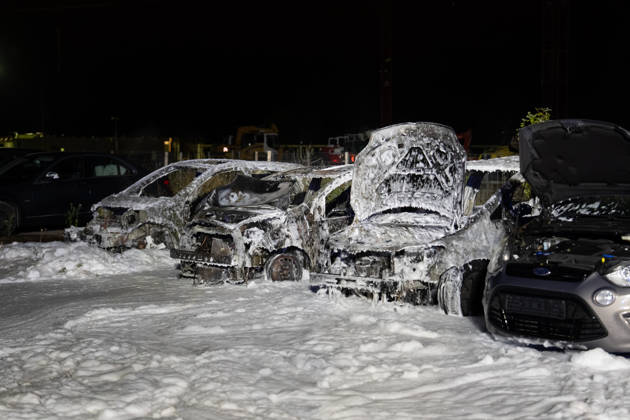 Drei Autos in Vollbrand Polizei ermittelt wegen Brandstiftung Seitenscheiben eingeworfen Am 11.10.2026 brannten gegen 00:20 Uhr in der Kapellenstraße im Rödermarker Stadtteil Ober-Roden auf einem privaten Schotterparkplatz drei Pkw in Vollbrand. Die Feuerwehr Rödermark Ober-Roden löschte die Fahrzeuge mit Schaum, von ihnen blieb laut Polizei nur das Chassis erkennbar. Ein Übergreifen auf die Pkw links und rechts wurde verhindert, vor Ort waren 14 Einsatzkräfte der Feuerwehr und 2 Beamte der Polizei. Bei weiteren abgestellten Pkw waren die Seitenscheiben augenscheinlich eingeworfen worden, die Polizei ermittelt wegen Vandalismus und Brandstiftung. Der Gesamtschaden wird auf etwa 15.000 Euro geschätzt. Rödermark Ober-Roden Hes