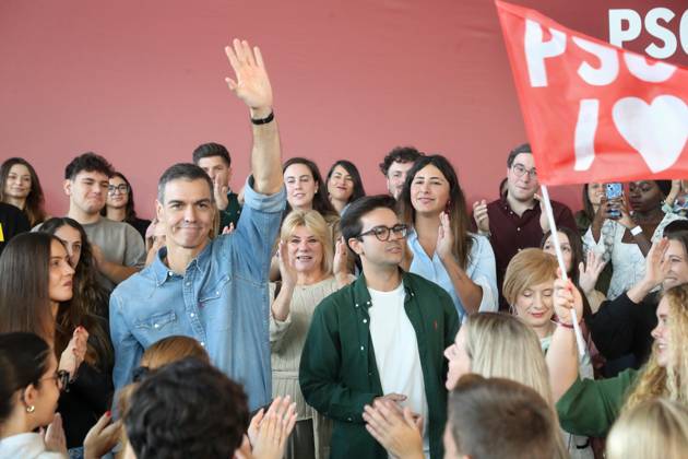 Pedro Sánchez Speaks at a Pre-Campaign Event in Ponferrada, León The Secretary-General of the PSOE and Prime Minister, Pedro Sánchez, during a PSOE pre-campaign event at La Térmica Cultural in Ponferrada on October 11, 2026, in Ponferrada, León, Castile and León, Spain. The Prime Minister and Secretary-General of the PSOE, Pedro Sánchez, kicked off the pre-campaign for the general election on November 29 this weekend with two events: on Saturday in Dos Hermanas, Seville, and today in Ponferrada, León, at the Térmica Cultural of the Energy Foundation, October 11, 2026, Ponferrada, León, Castile and León, Spain Copyright: xCarlosxCastrox 7837668