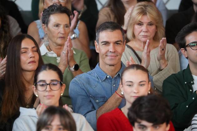 Pedro Sánchez Speaks at a Pre-Campaign Event in Ponferrada, León The Secretary-General of the PSOE and Prime Minister, Pedro Sánchez, during a PSOE pre-campaign event at La Térmica Cultural in Ponferrada on October 11, 2026, in Ponferrada, León, Castile and León, Spain. The Prime Minister and Secretary-General of the PSOE, Pedro Sánchez, kicked off the pre-campaign for the general election on November 29 this weekend with two events: on Saturday in Dos Hermanas, Seville, and today in Ponferrada, León, at the Térmica Cultural of the Energy Foundation, October 11, 2026, Ponferrada, León, Castile and León, Spain Copyright: xCarlosxCastrox 7837718