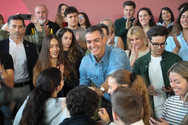 Pedro Sánchez Speaks at a Pre-Campaign Event in Ponferrada, León The Secretary-General of the PSOE and Prime Minister, Pedro Sánchez, during a PSOE pre-campaign event at La Térmica Cultural in Ponferrada on October 11, 2026, in Ponferrada, León, Castile and León, Spain. The Prime Minister and Secretary-General of the PSOE, Pedro Sánchez, kicked off the pre-campaign for the general election on November 29 this weekend with two events: on Saturday in Dos Hermanas, Seville, and today in Ponferrada, León, at the Térmica Cultural of the Energy Foundation, October 11, 2026, Ponferrada, León, Castile and León, Spain Copyright: xCarlosxCastrox 7837717