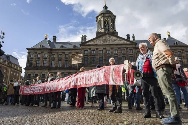 AMSTERDAM - Demonstrators during a national protest on Dam Square marking the conclusion of the nationwide week of action for sanctions against Israel. According to various activist groups, despite the ceasefire , the genocide against the Palestinian people continues unabated. KOEN VAN WEEL ANP netherlands out - belgium out  Copyright: xx x572123236x originalFilename: 572123236