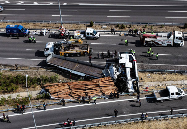11 killed, 27 injured in tour bus crash in western Turkiye MANISA, TURKIYE - OCTOBER 11: An aerial view of the accident site after a tow truck and a tour bus collided in the Akhisar district of Manisa, Turkiye, on October 11, 2026. At least 11 people were killed and 27 others injured in the crash, with firefighters, police and medical teams dispatched to the scene. Mahmut Serdar Alakus Anadolu Manisa Turkey. Editorial use only. Please get in touch for any other usage. Copyright: x2026xAnadoluxMahmutxSerdarxAlakusx
